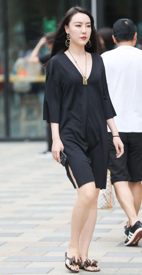 微胖很有肉感的小姐姐身穿大妈装丝毫不显得老气，尽显女人味，项