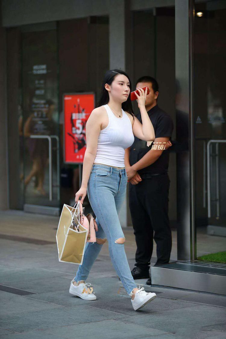 成都街拍，白T恤搭牛仔裤的穿搭好甜美，网友：我喜欢这双鞋