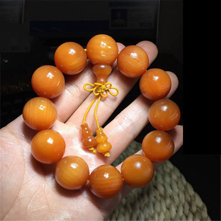 看看下面的手串，件件都是时尚款，一串能盘出好价钱