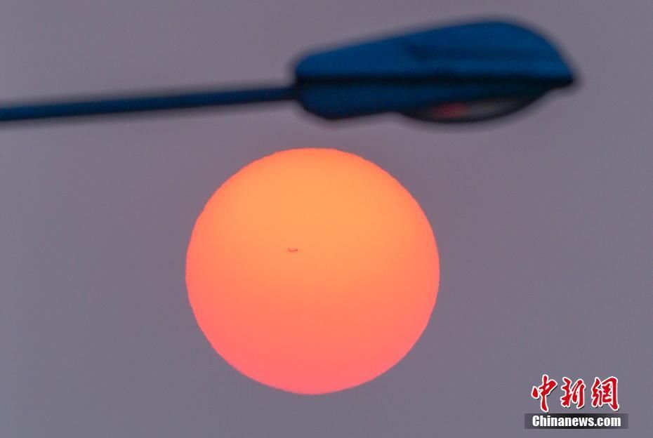  「亚皆老街」香港出现“旺角悬日”奇观