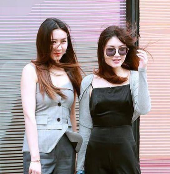 街拍：美丽而性感的妹子，哪个更加能撩动你的心弦？