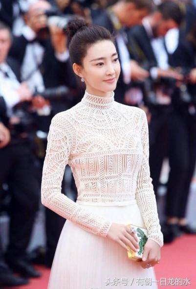 王丽坤素颜秒杀周冬雨宋祖儿林允，不愧是素颜女神，这个妆打满分