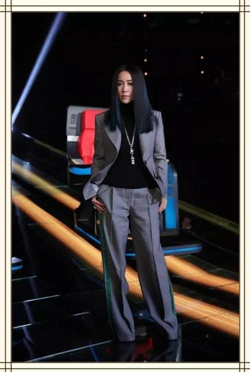 50岁那英真会玩！用热裤搭配冬季皮靴，网友：反季节才能穿出时髦