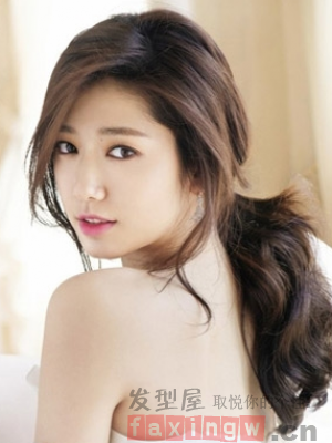 气质卷发怎么扎更好看?这几款发型快来了解一下