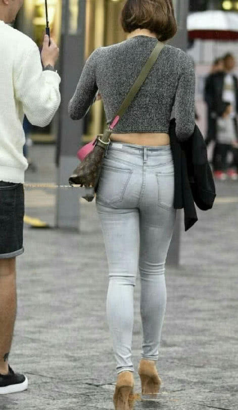 小姐姐搭配上紧身的牛仔裤，这身穿搭让小姐姐充满了女神范
