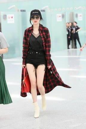 杨幂真牛！这个短的牛仔短裤也穿出门，网友：小糯米看到会怎么想