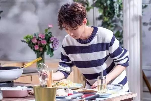 吸睛| 《中餐厅2》不止有美食，少女心配饰的神奇法则了解一下!