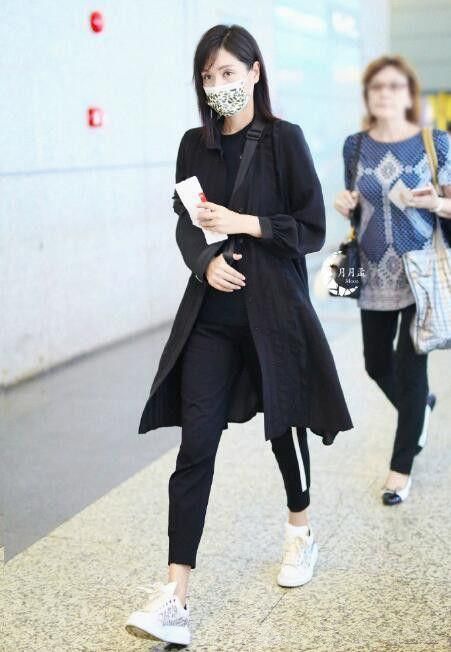 杨恭如裤子都烂成这样了，真心酸!网友:她怎么就不老呢?