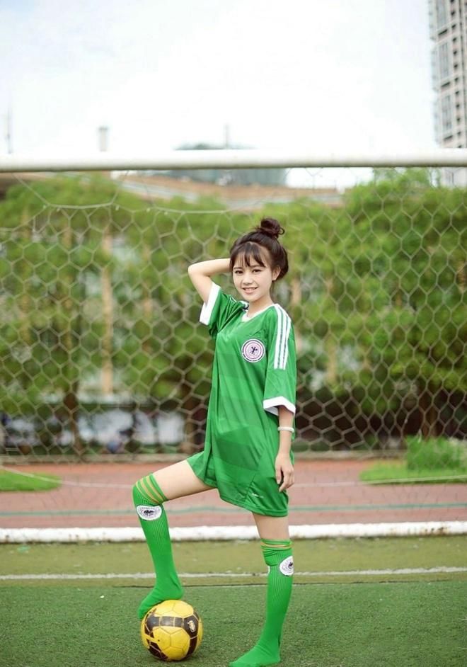 性感足球宝贝甜美俏皮球场写真图片