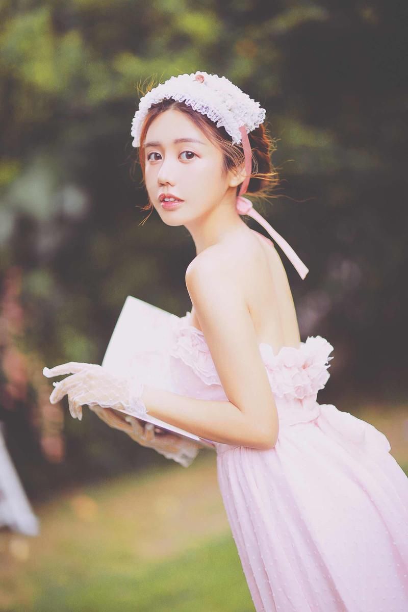 性感粉嫩美女抹胸裙诱人图片