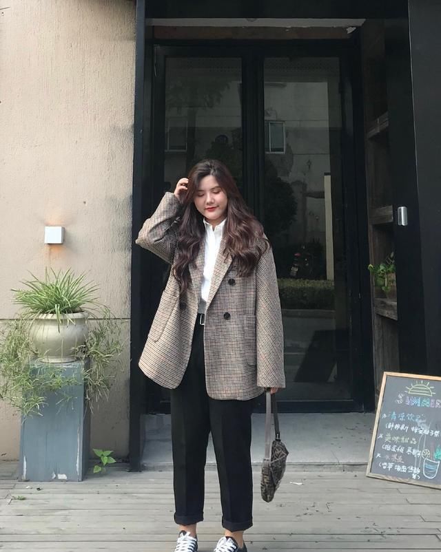  「显瘦」微胖女孩学会这样穿西服，显瘦又有气质，照着穿不踩雷