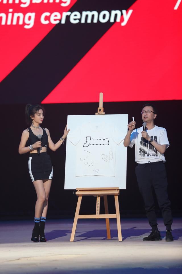 李冰冰45岁也敢只穿裹胸亮相,短裙提到大腿根,网友:这身材满分