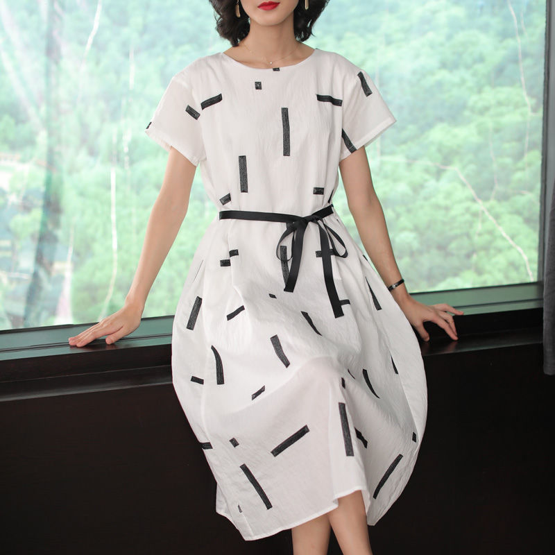 美女必备的“麻凉裙”,看看45岁表嫂穿出的，白嫩清凉风