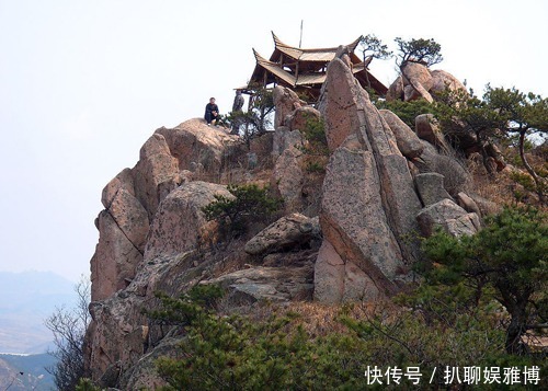  「城堡」四川保留最完整的古堡景区，历史上曾是军事要塞，距成都65公里