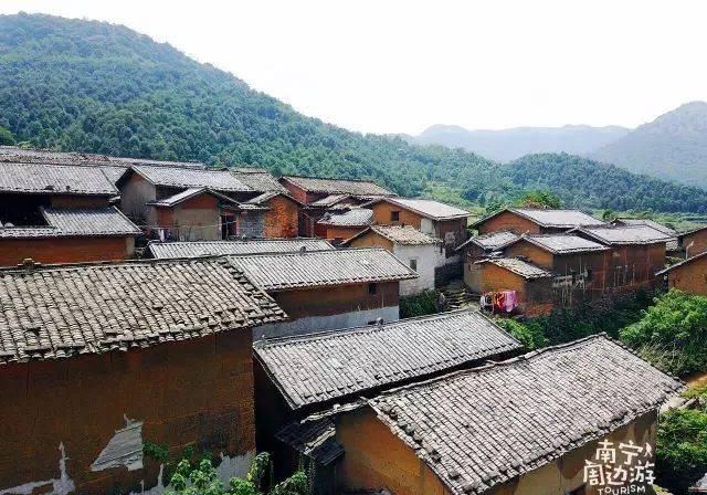 南宁深山藏了个清代古村庄，土瓦房、石板路…山色葱葱，宁静闲适
