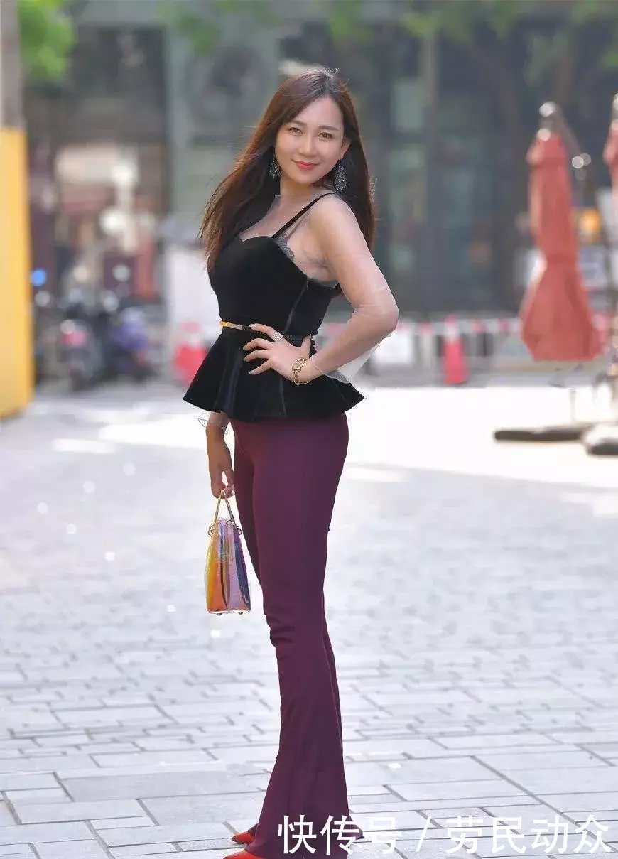 街拍：穿着显成熟风的时尚少妇，气质光鲜靓丽动人！