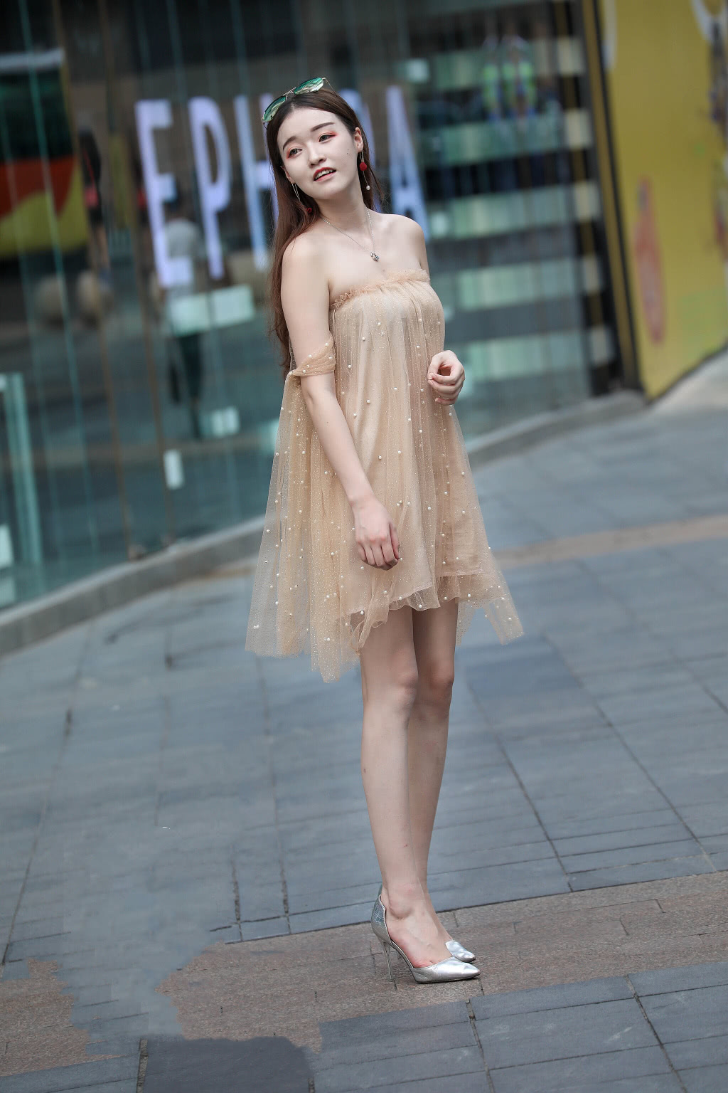 性感小姐姐蕾丝裹胸连衣裙尽显玲珑好身材，清透面料穿上很吸睛