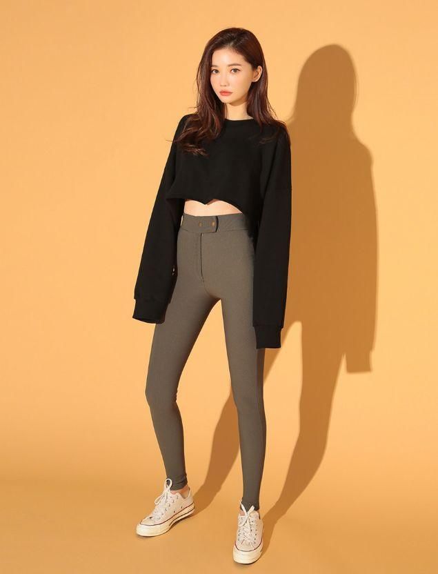 身材紧致的打底裤小姐姐，尽显凹凸分明的姿态，真迷人！