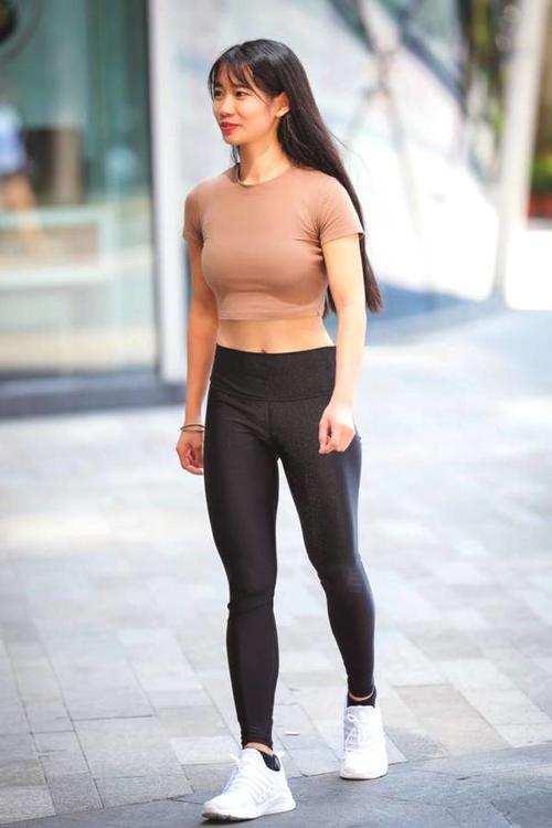 街拍：身材丰满的第十个美女，穿粉红色连衣裙女人味十足！