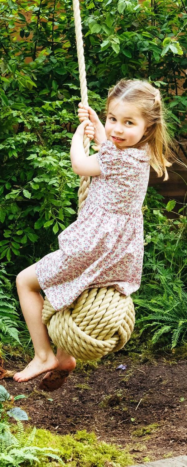 「英女王」凯特“三萌娃”已长大，两个王子都像父母，唯独夏洛特酷似英女王