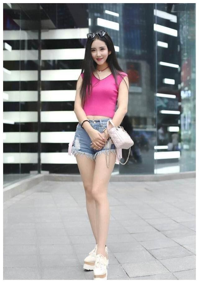 爱街拍:图1清爽舒适,图2帅气纹身,图3性感优雅!