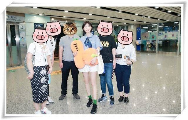 张俪穿白色短裤现身机场，一双大长腿一览无余，脚上的袜子太抢镜