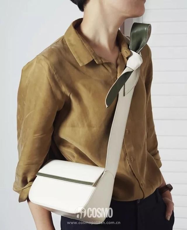 男朋友买了两个500块的包包送我，超开心!