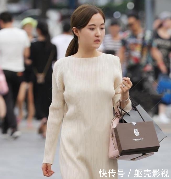  美女：美女街拍：清纯可人的小姐姐，气质优雅，穿出窈窕精致的美感！
