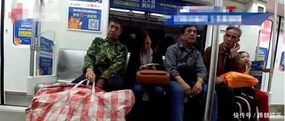 农民工大叔地铁上靠女孩肩膀睡着，她的一个动作让众人钦佩不已！