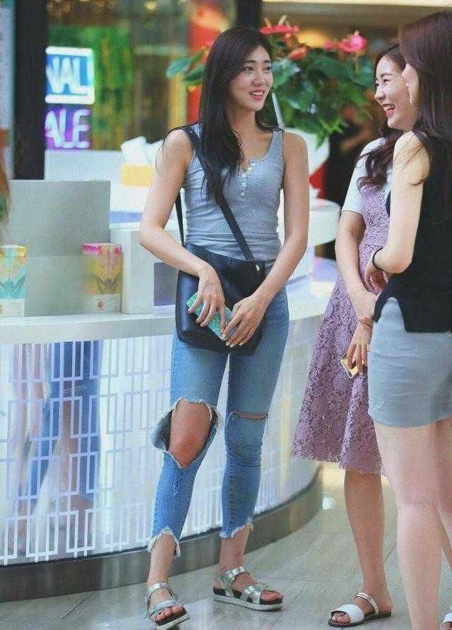 紧身牛仔裤的小姐姐，这么感性的姑娘第一次见！