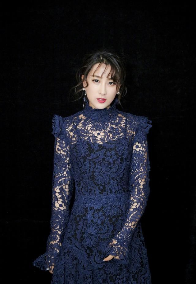 马苏身穿一袭蓝色镂空长裙端庄优雅，女神范儿十足，网友：美炸了