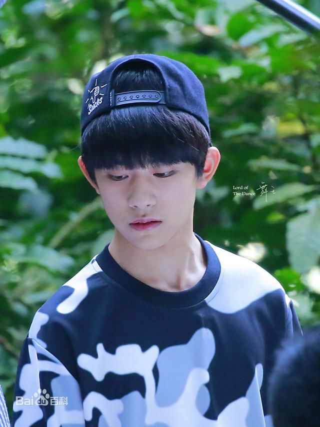 易烊千玺新曲封面涉侵权凌晨紧急致歉，“猪队友”坑艺人几时休？