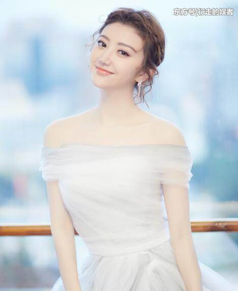 身穿五彩斑斓的连衣裙，景甜尽显凹凸有致的身材