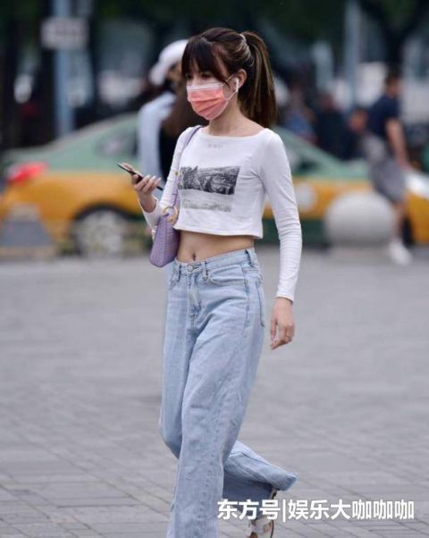  风采■街拍：秋水伊人的美女，一件白色一字肩连衣裙，时尚魅力风采