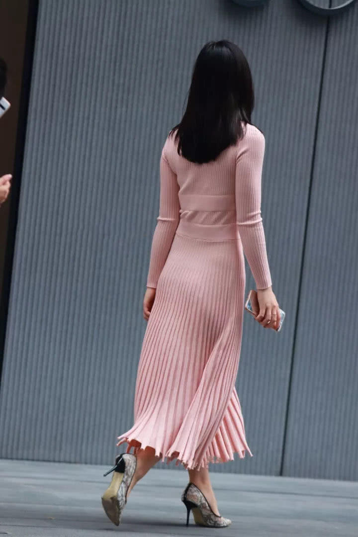 一个迷人的背影，一位身姿迷人的粉色连衣裙靓女