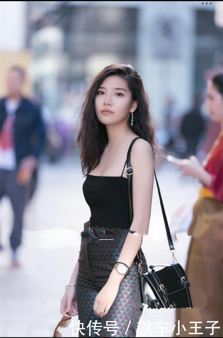 街拍：性感成熟范的小姐姐，穿着清凉的装扮养眼又显瘦！