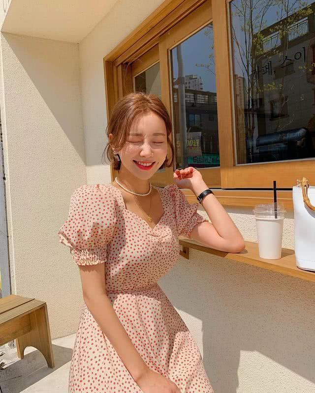  #色彩#在春季穿衣服看起来枯燥乏味，你学会运用色彩了吗？