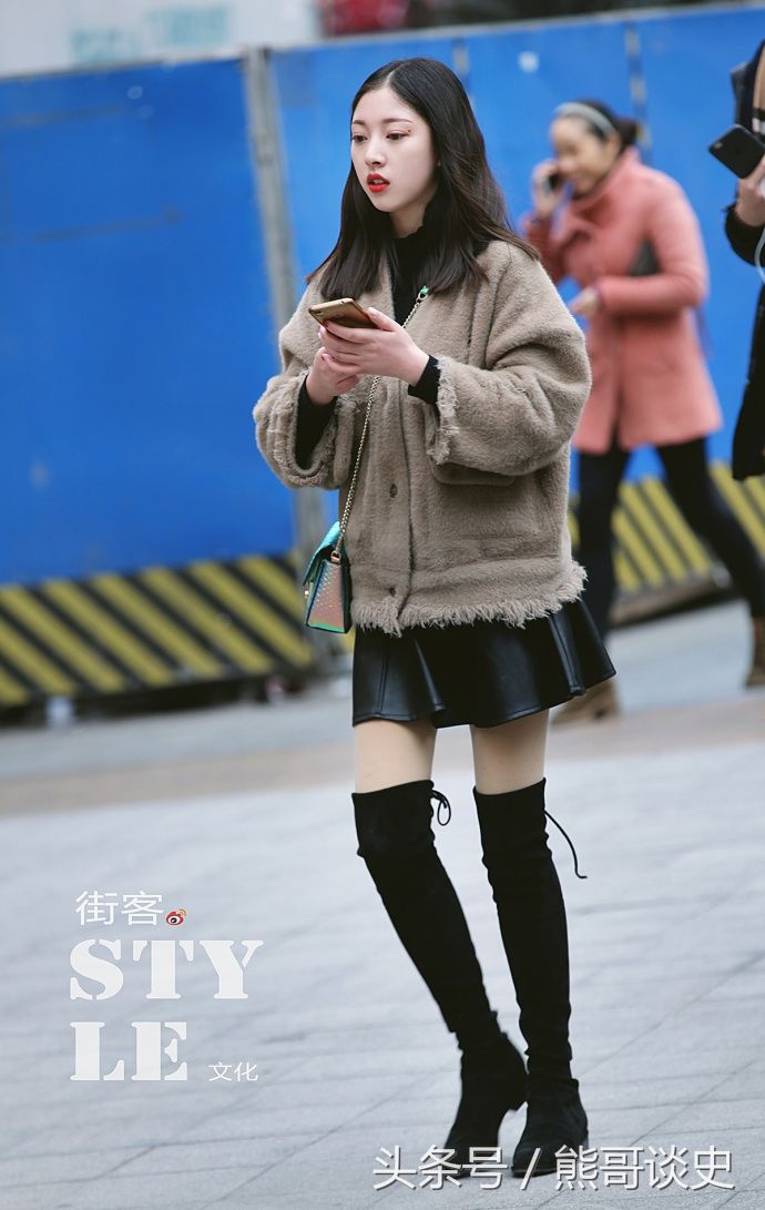 重庆街拍，黑色皮大衣搭配黑色紧身裤，可美丽可酷帅系列!