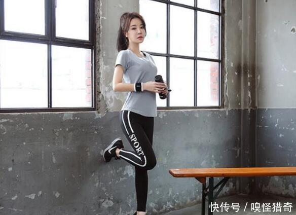 修身打底裤美女，尽显女神气质，显现的魅力十足，养眼又清新！