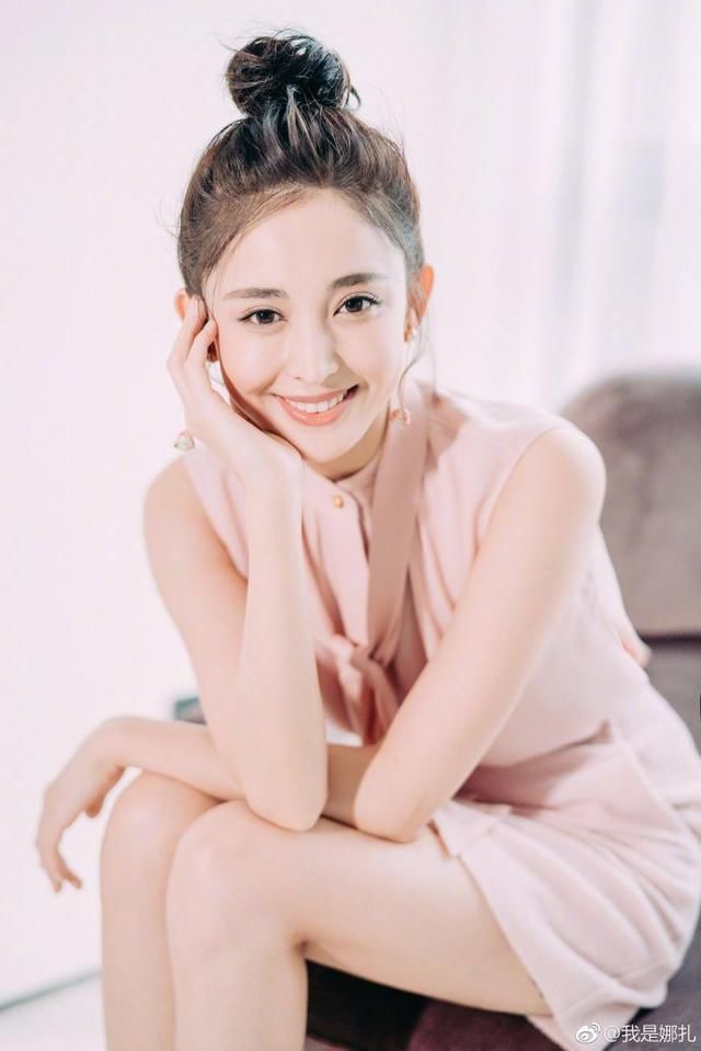 娜扎一身美装出发去时装周 不过这鞋怎么像“张钧甯同款”呢