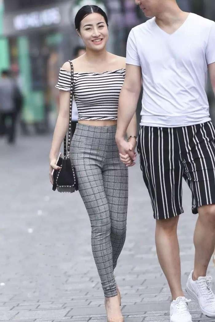 紧身裤翘臀美女, 身姿窈窕丰满, 尽显性感成熟女人味!