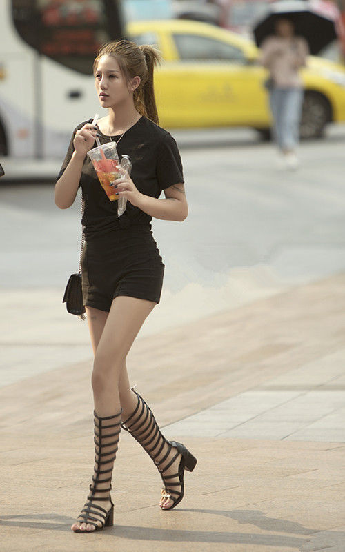 街拍路人，高跟鞋拖鞋和捆绑鞋的穿搭对比，很明显拖鞋更舒适