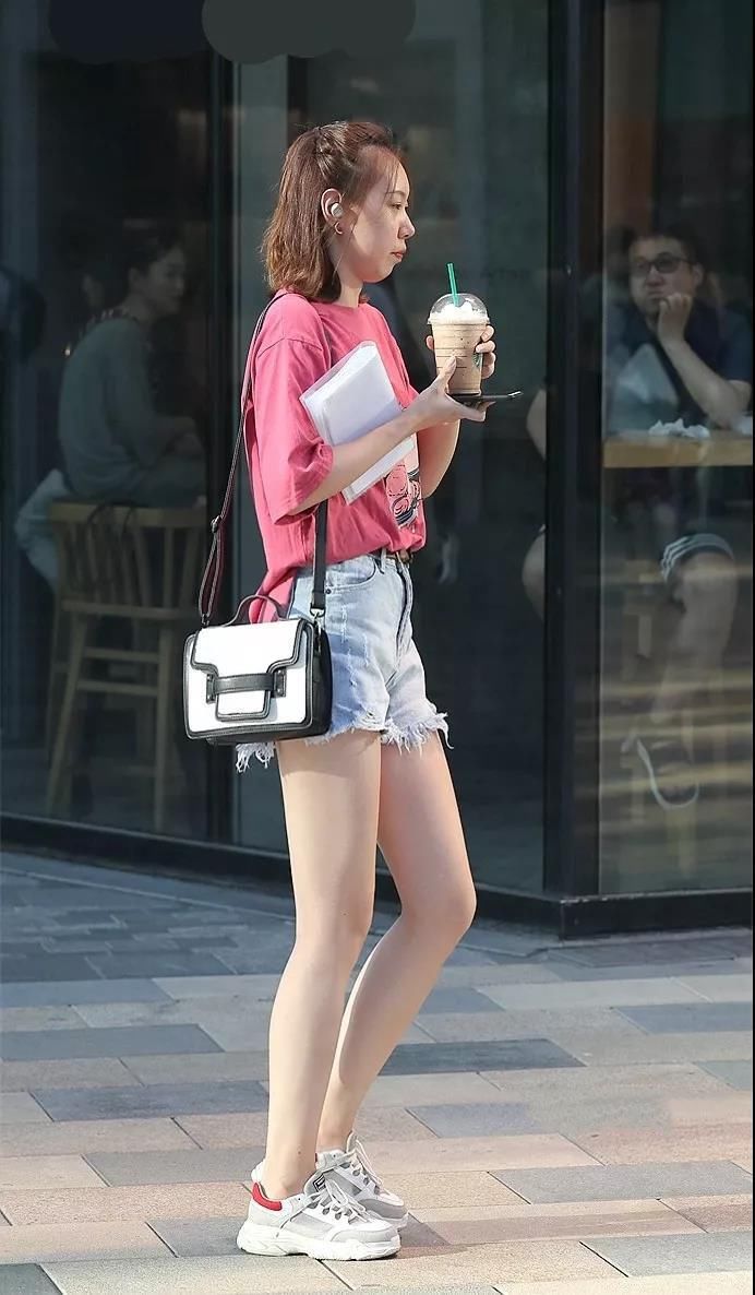 街拍 大热天内搭一件黑色紧身小背心，看着就非常的有清凉感