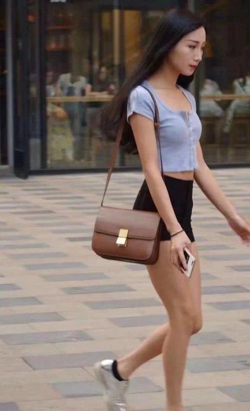 街拍：长相漂亮时尚的小姐姐，性感又特别的时尚靓丽！