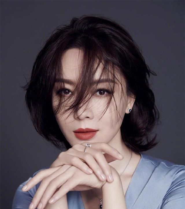  女人：上了年纪的女人,尽量这样弄发型,显年轻还拉高气质!