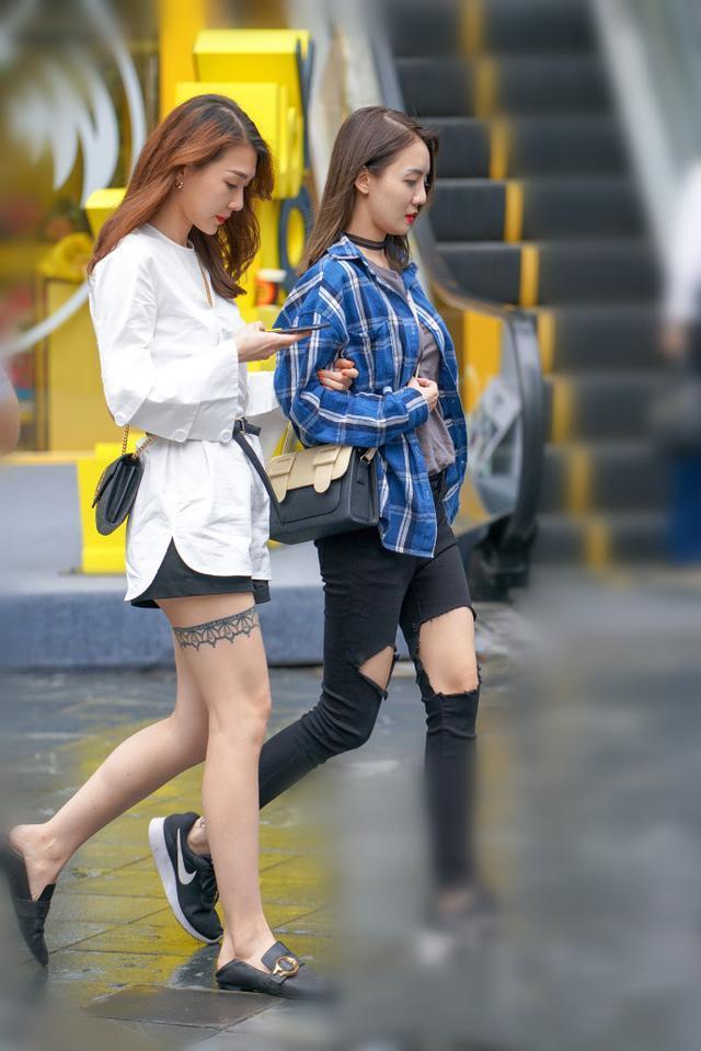 路人街拍：小姐姐大长裙秀出性感美腿，人比花娇令人心动