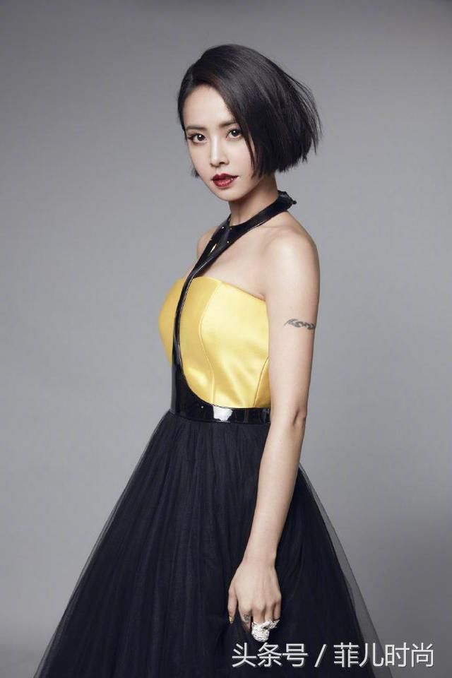 蔡依林穿印花裙现身，脚下却配了双尖头鞋，难怪能穿出180的效果