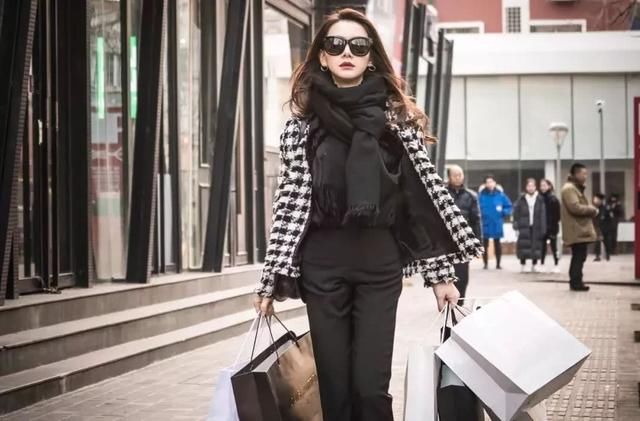 张天爱、戚薇素颜一言难尽,但涂个口红瞬间颜值开挂!我服了!