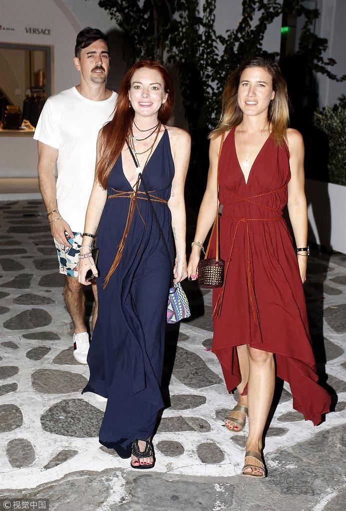 ”贱女孩“林赛罗韩深V裙露满身雀斑  挨个合影粉丝搭肩似老友