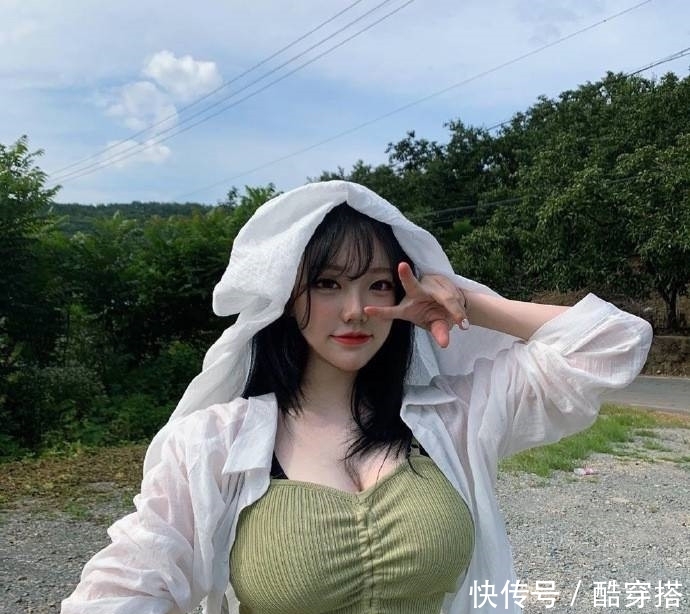  身材：美女街拍颜值很高的小姐姐，穿搭吊带裙，显得身材十分曼妙